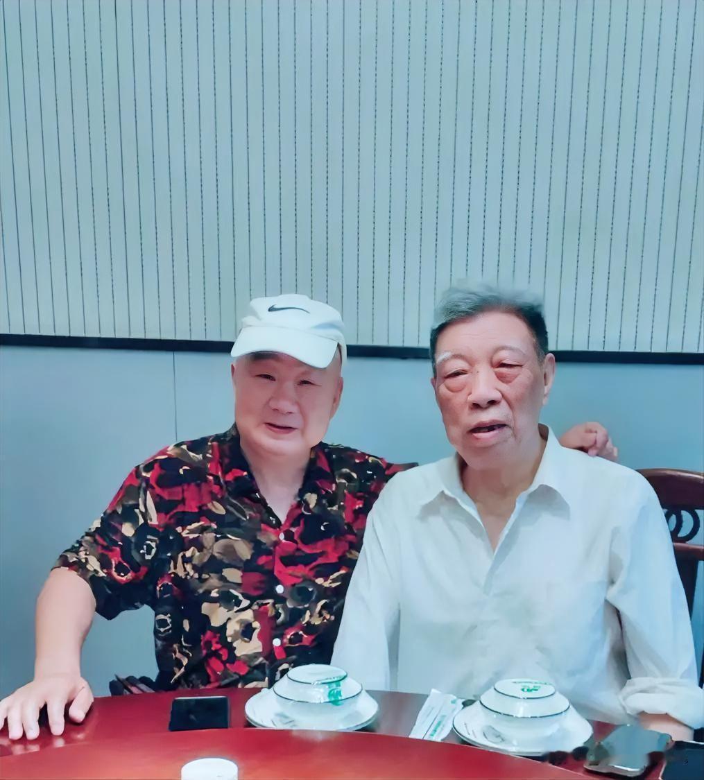 怡雅斋主蒋万怡先生今天年满八十六周岁，师级转退军人，年长美博一笑二十岁，一直视为