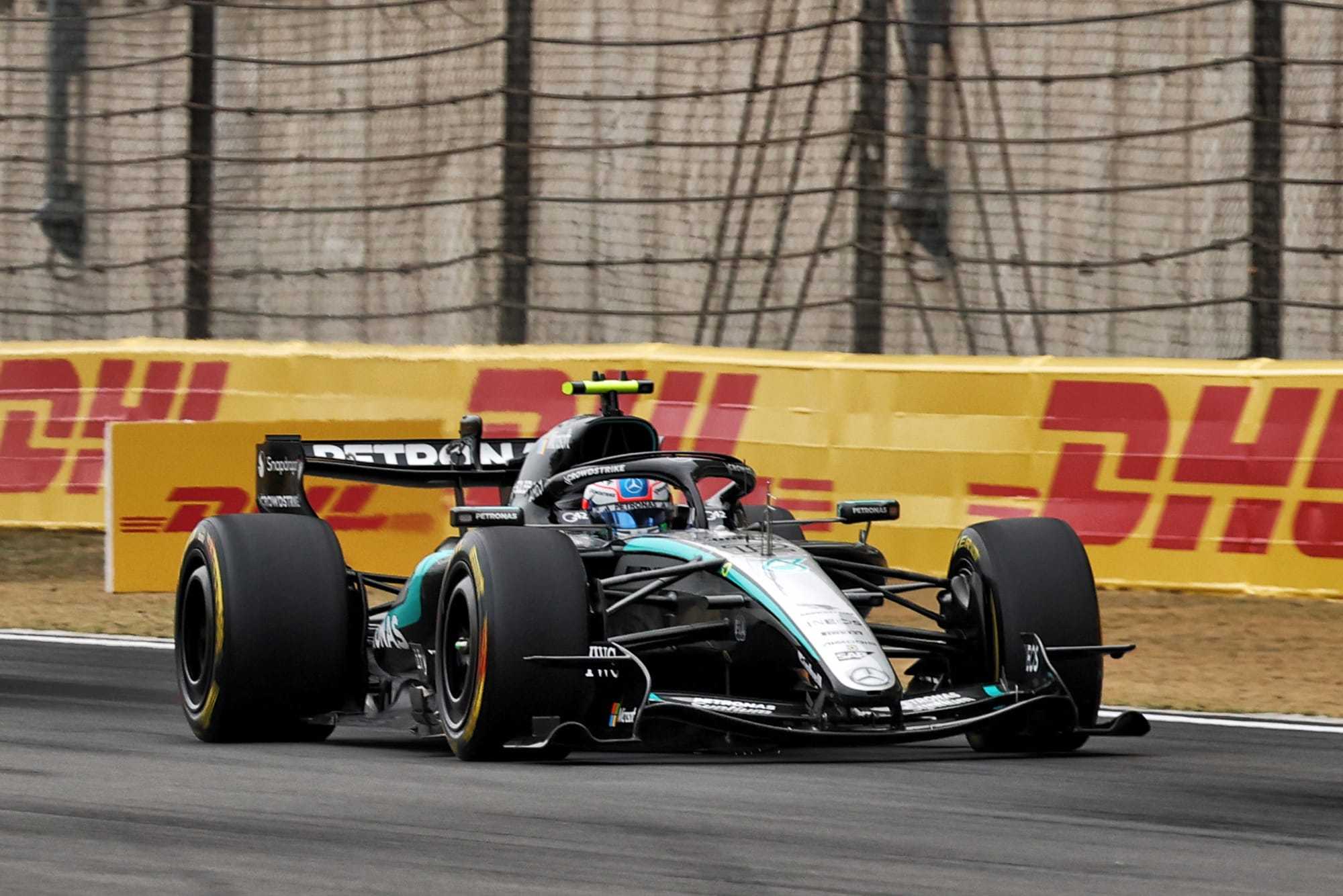 据therace报道，梅赛德斯在中国站出现的“两段式”前翼并非有意为之，而是车