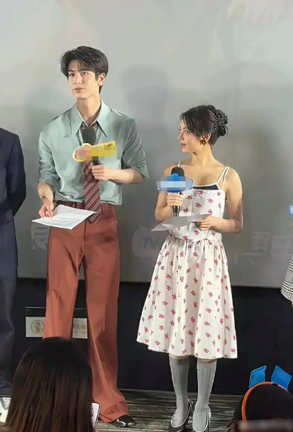 赵今麦终于舍得把这双丑袜子给脱了，搭配裙子是真的一点儿也不好看