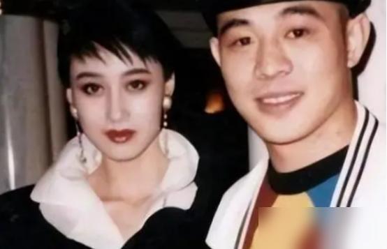 1987年那场杀青宴简直是人性现形记，周润发当众把蛋糕扣利智脸上时，全港圈的恶意