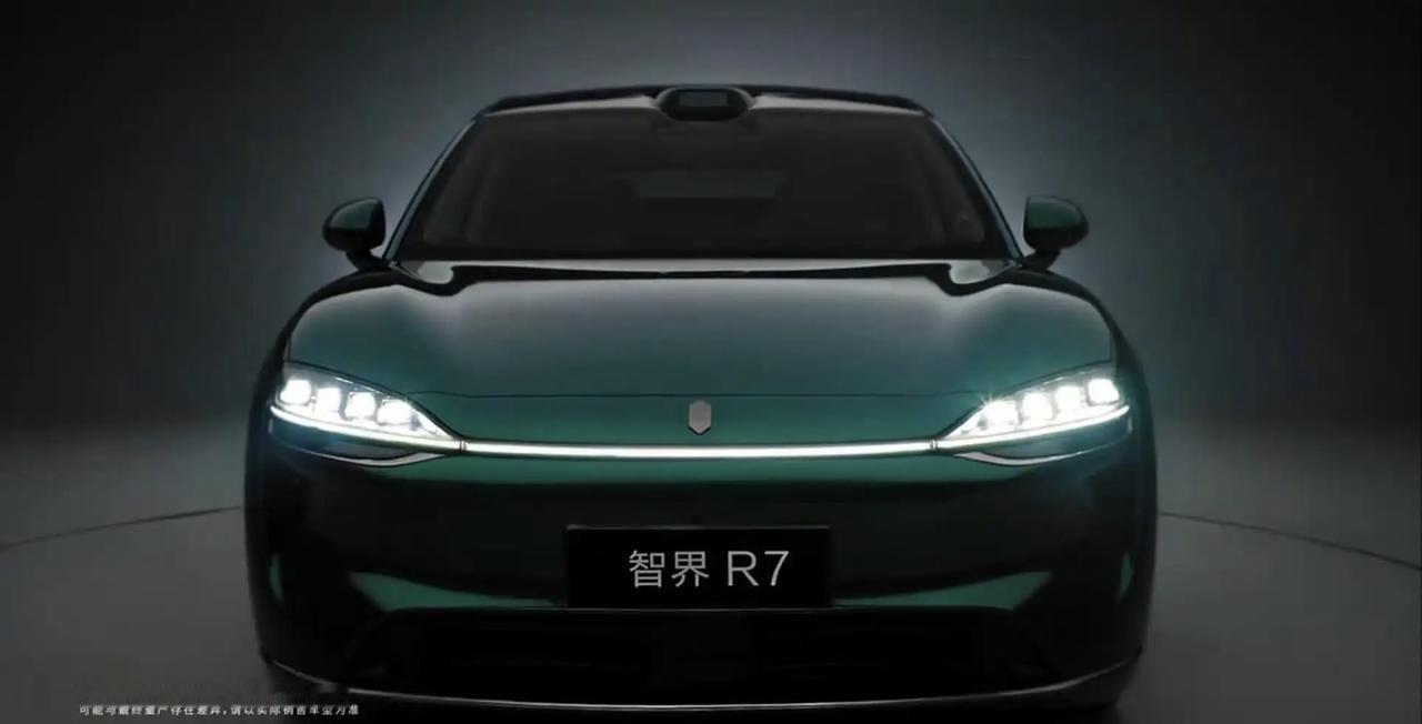 大家快来，新智界R7颜值提升，效果明显，图片换了车标、车灯增加了“卧蚕”，用了问