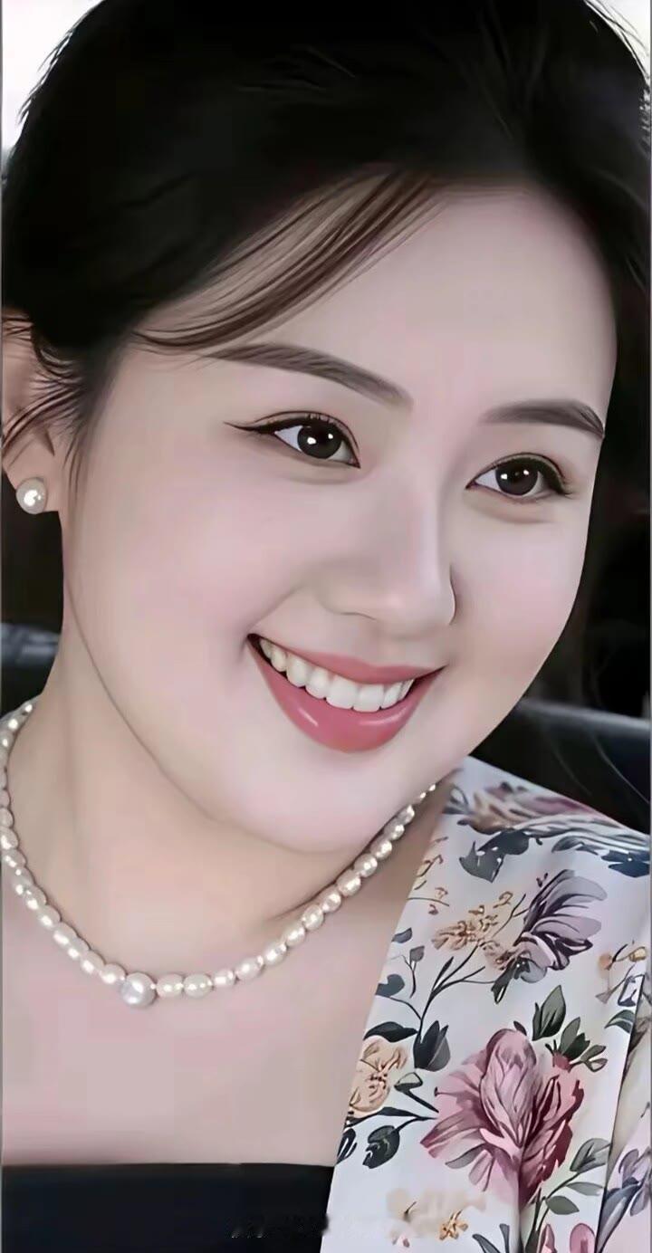 优雅珍珠项链，甜美笑容，时尚穿搭