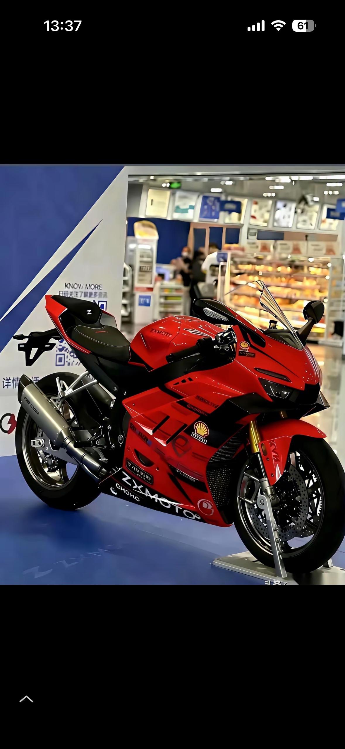 有人找到了张雪机车的标志模仿的图，大家认为张雪花了这钱涉嫌的抄袭非常不值。