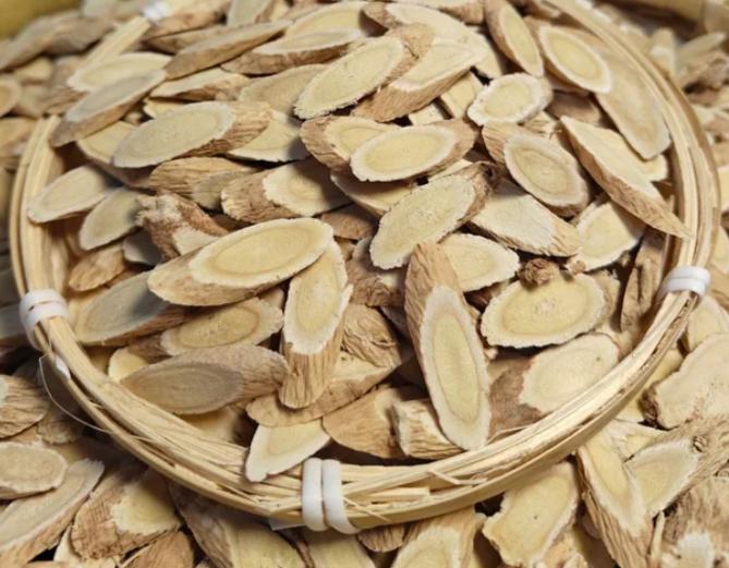黄芪的妙用，关键就在一个"生"字！用上60克生黄芪，多年顽固脱发轻松搞定！我