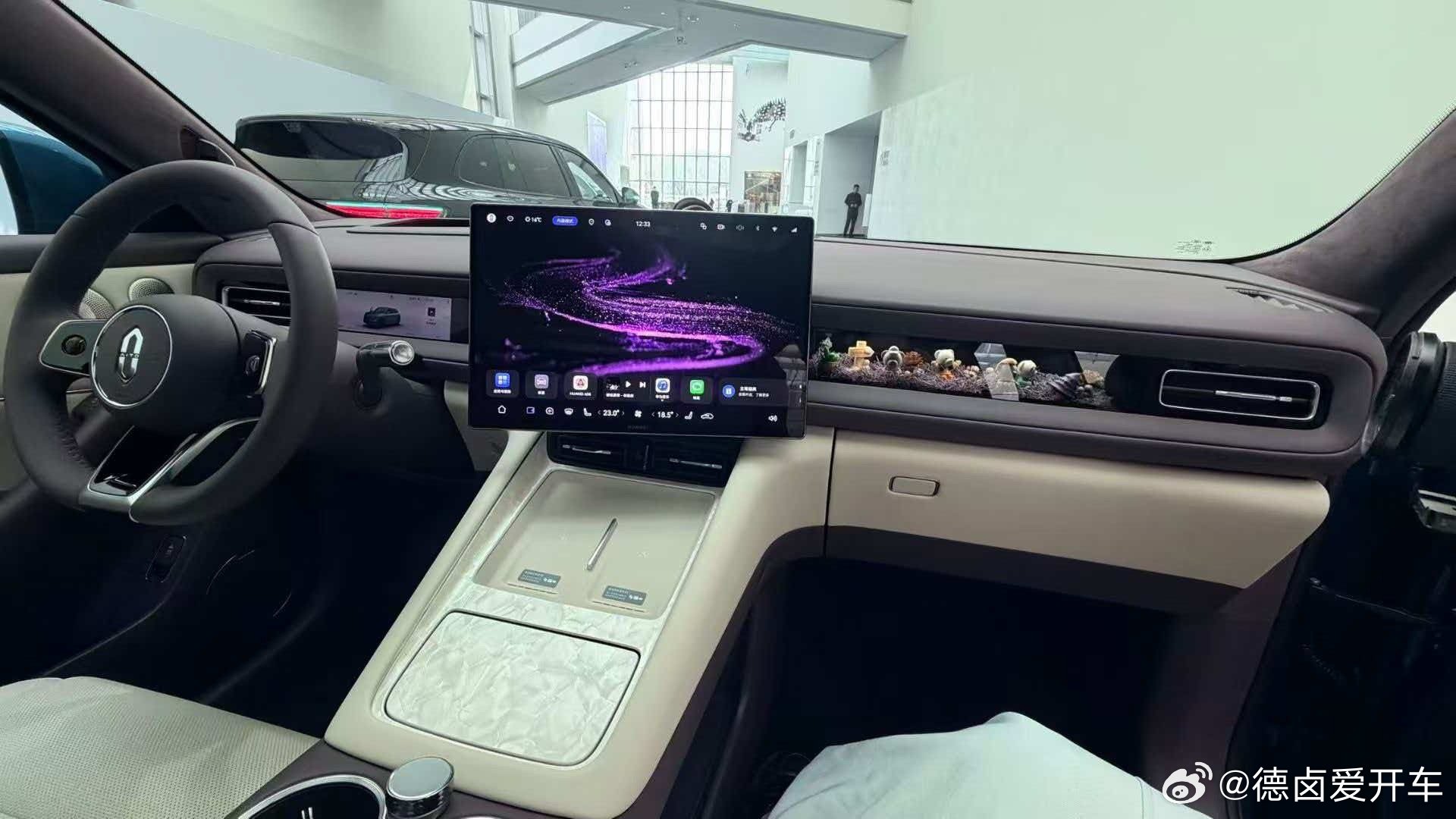 问界M6也有后排吸顶屏，这个是我比较意外的地方，之前预告图以为是大玻璃，估计