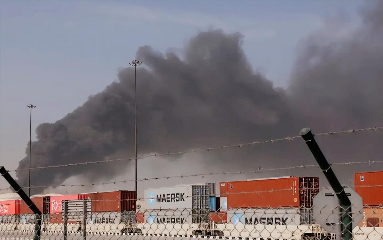 塞尔维亚总统武契奇一直在刷存在感，最近更是直接动身飞赴阿联酋为其撑腰。 别看