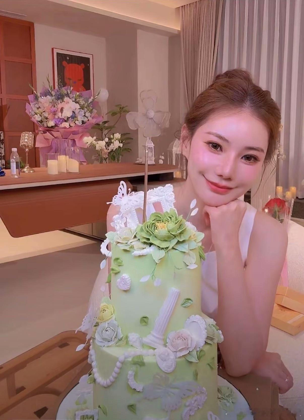 小玥儿跟着大S生活了十年都很少被媒体拍到，跟着汪小菲，不是被媒体偶遇就是上热.搜