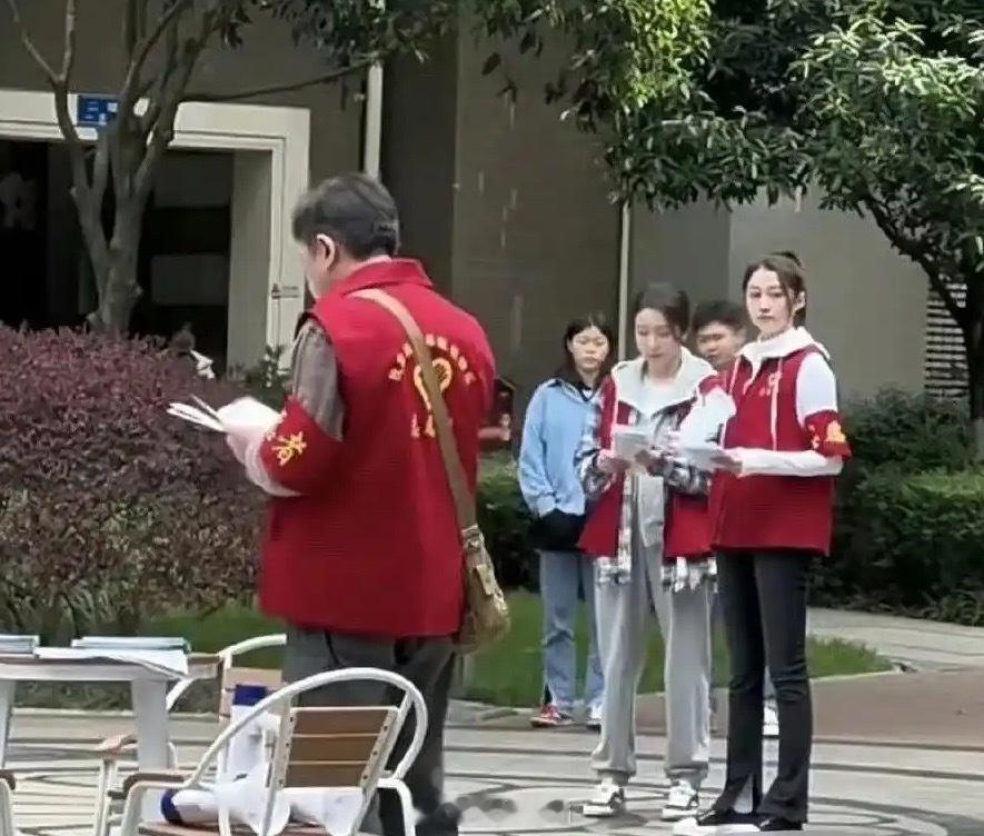 关晓彤这个裤子但凡换个人穿，我都觉得是灾难