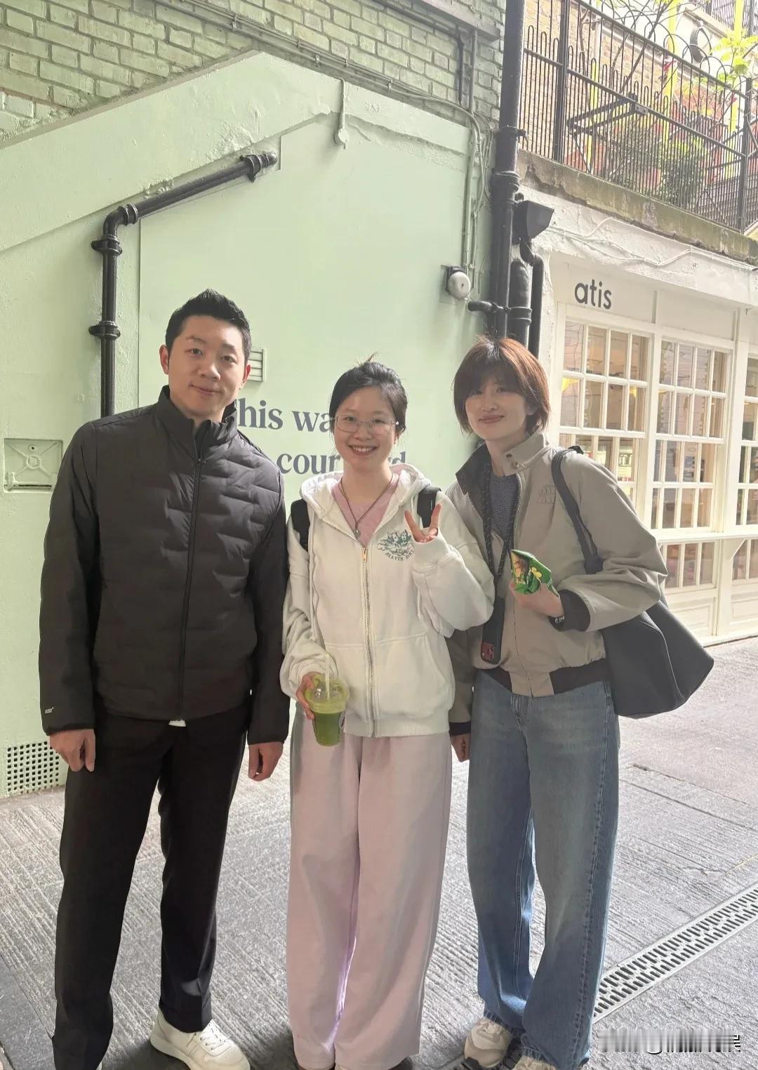 姚彦、许昕夫妻俩在伦敦街头被网友偶遇，这对体育界的明星夫妻，真的好般配、养眼。