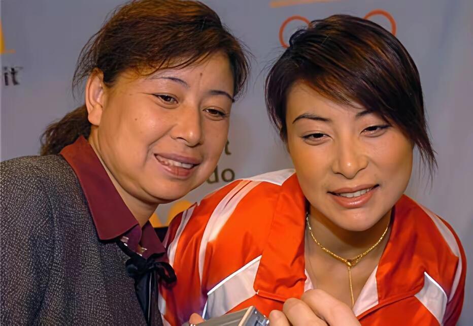 女儿跟妈妈长得真像，鼻子、嘴巴像一个模子的，她们的穿搭和打扮都很大气，从不穿花里