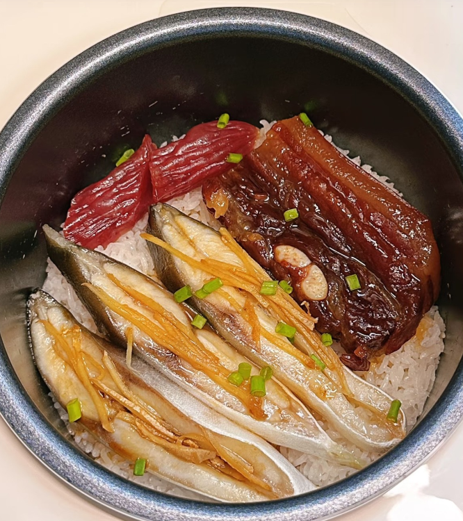 想知道这道美食佳肴的故乡在哪？名字是什么，太馋人了