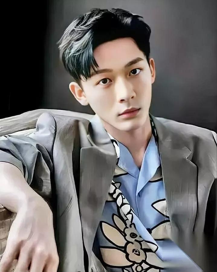 我家那位一句话戳破张晚意的“焦虑”。我问他“张晚意才31，急啥结婚？”他说—