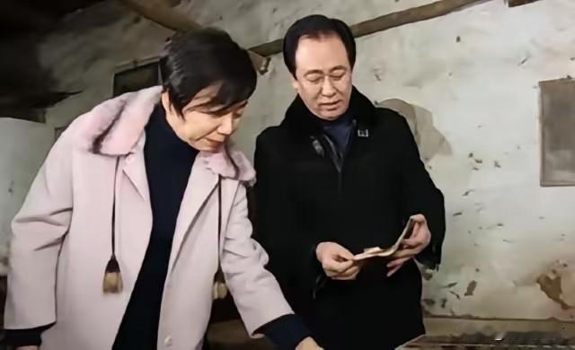 远在英国的丁玉梅，看到老许父子三人被宣判的消息，尤其是看到相伴了近40年的枕边人