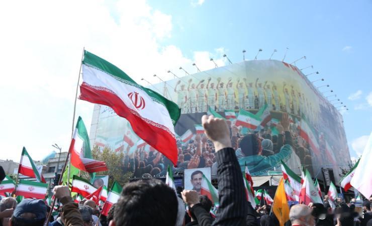 硬抗了一个多月的狂轰滥炸，德黑兰的高层才猛然惊醒出一身冷汗。真正能让他们亡国灭种