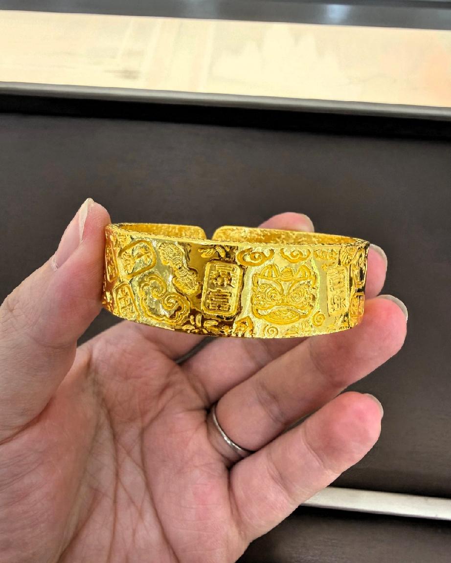 持有大量黄金的人，现在已经彻底的破防了吧！7月22日大盘金价直接就涨到90
