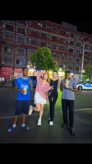 两名年轻女子在街头看到两个黑人男子，竟然主动上前和他们搭讪聊天。最后还十分高兴