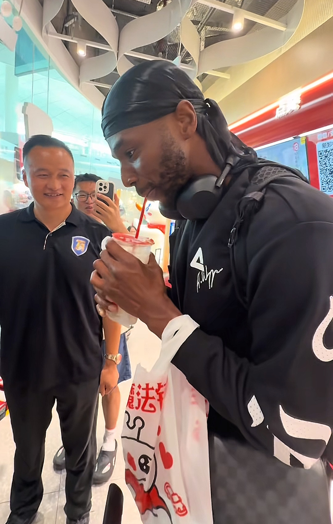 雪王会征服每一位NBA球星[大笑]金州勇士追梦格林中国行​​​