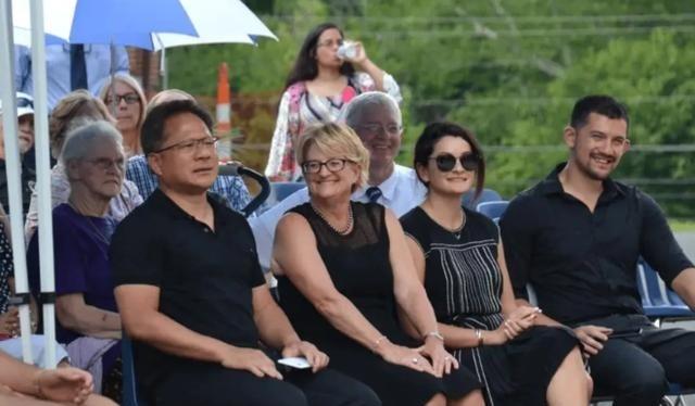 有这么一种说法，说华人如果和白人结婚，不出三代，基本就看不到华人的模样了。这