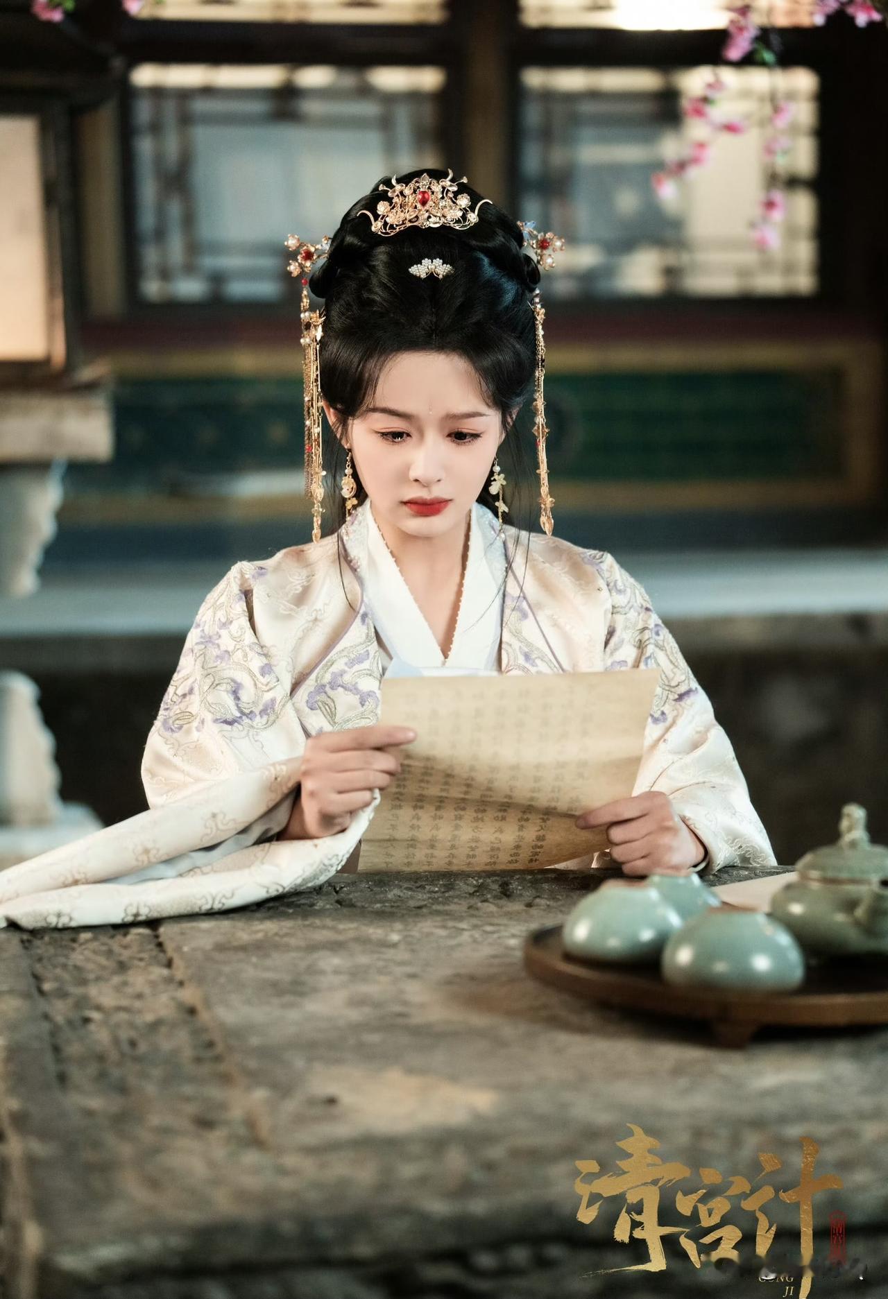 余茵的古装扮相还是挺出彩的，正面撞脸杨幂，右脸撞脸李沁和白鹿，左脸撞脸孙怡。这四