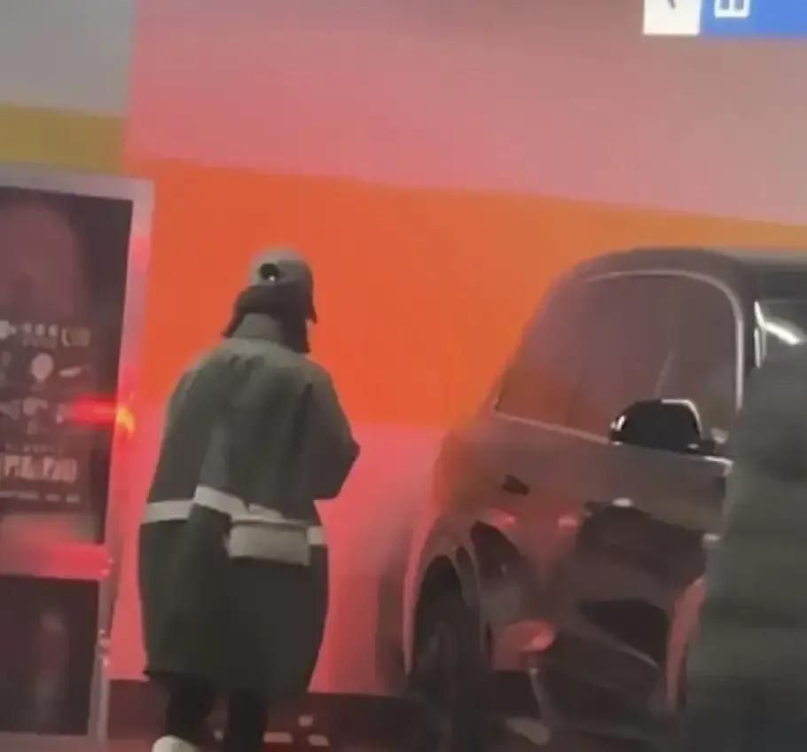 赵丽颖被拍到一个人逛便利店，羽绒服牛仔裤，素颜没助理，拎袋子走出来，自己解锁那辆