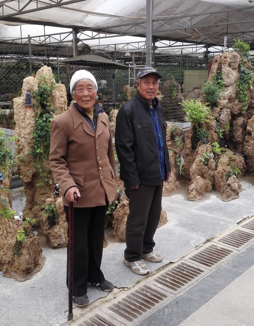 昨天回家，父亲让我调一调电视音量，他说这段时间电视机的音量太大了。都是我把电