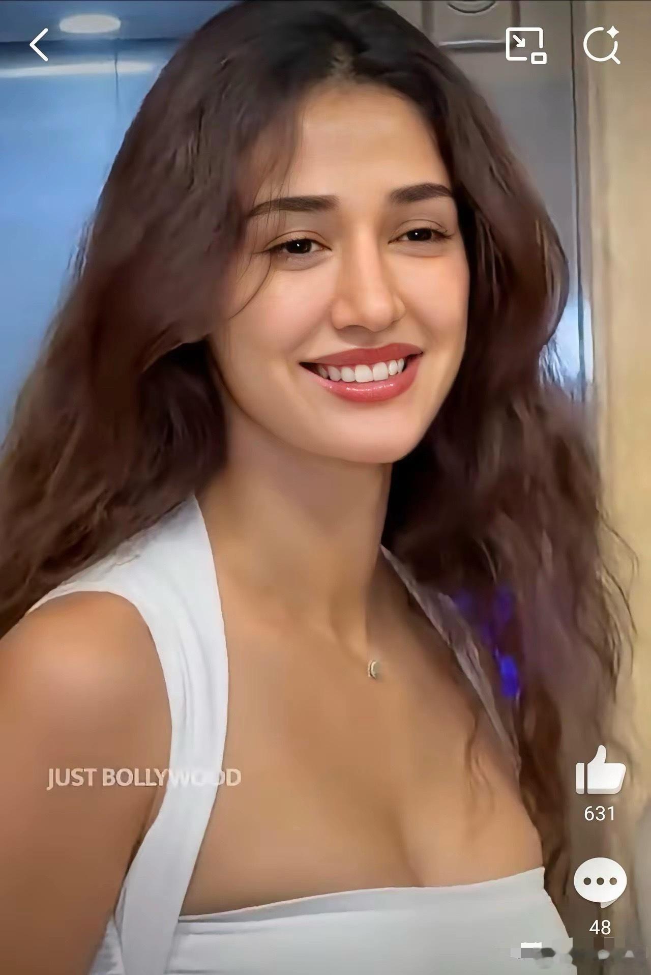 印度，一女演员，参加新片发布会时，数十名男粉丝突然冲破防护，把她团团围住，上下其