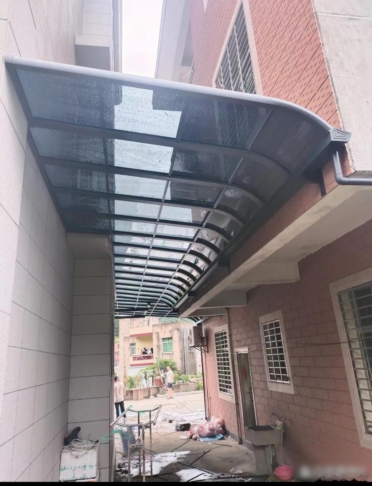 装这个雨棚，邻居是怎么同意的？