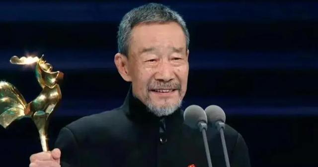 1990年，导演请李雪健主演焦裕禄。不料，焦裕禄的妻子得知后，立马摆了摆手，连连