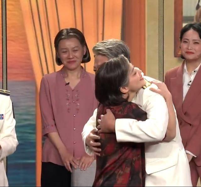 《父母爱情》中，江德富被老婆“逼”着要求说“我爱你”，而且逼到中国春晚去说。江