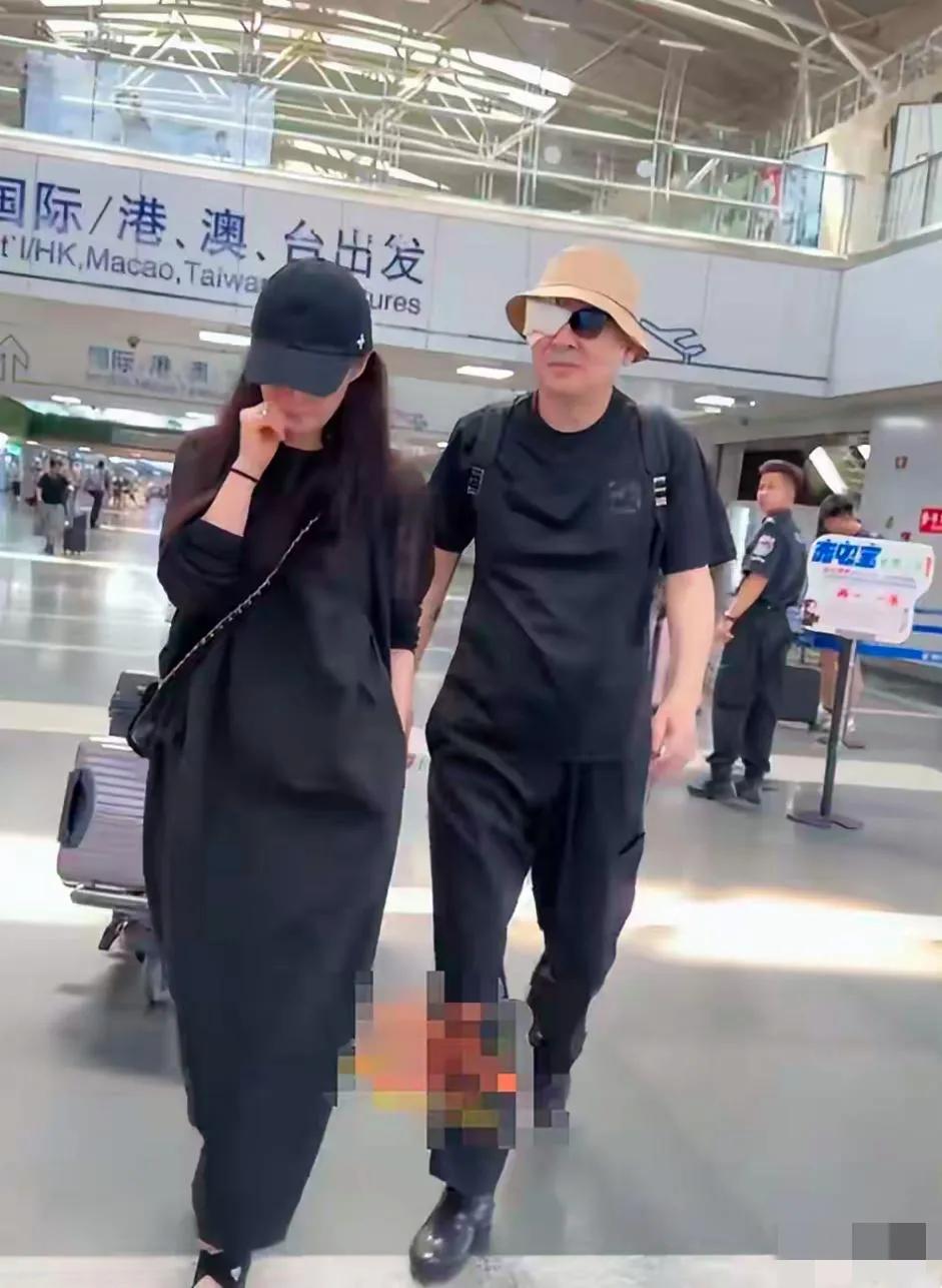 陈建斌近况曝光：眼睛受伤，背驼多褶，虽刮掉胡须，但老人味依旧浓，蒋勤勤长发垂肩，