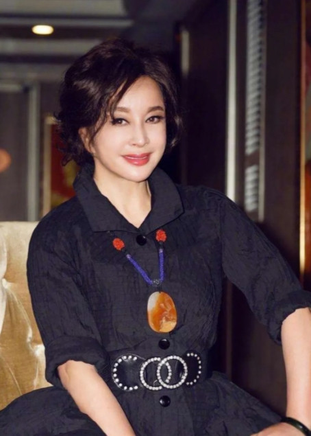 2008年，在导演谢晋的葬礼上，刘晓庆把一个白色的布袋子往谢晋妻子徐大雯手里一塞