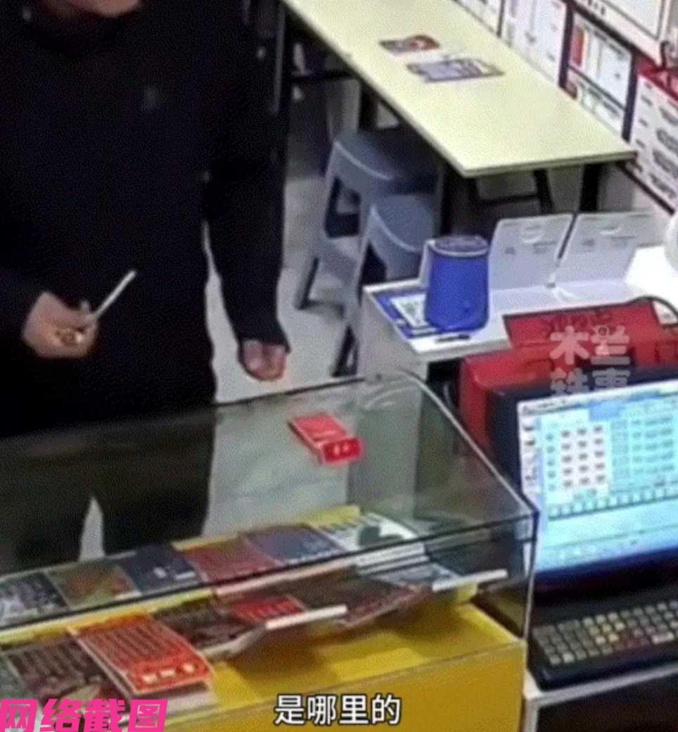 吉林长春某男子走进一家彩票店后，随即给店主老板递烟，老板却有诧异，怎么一回事，自