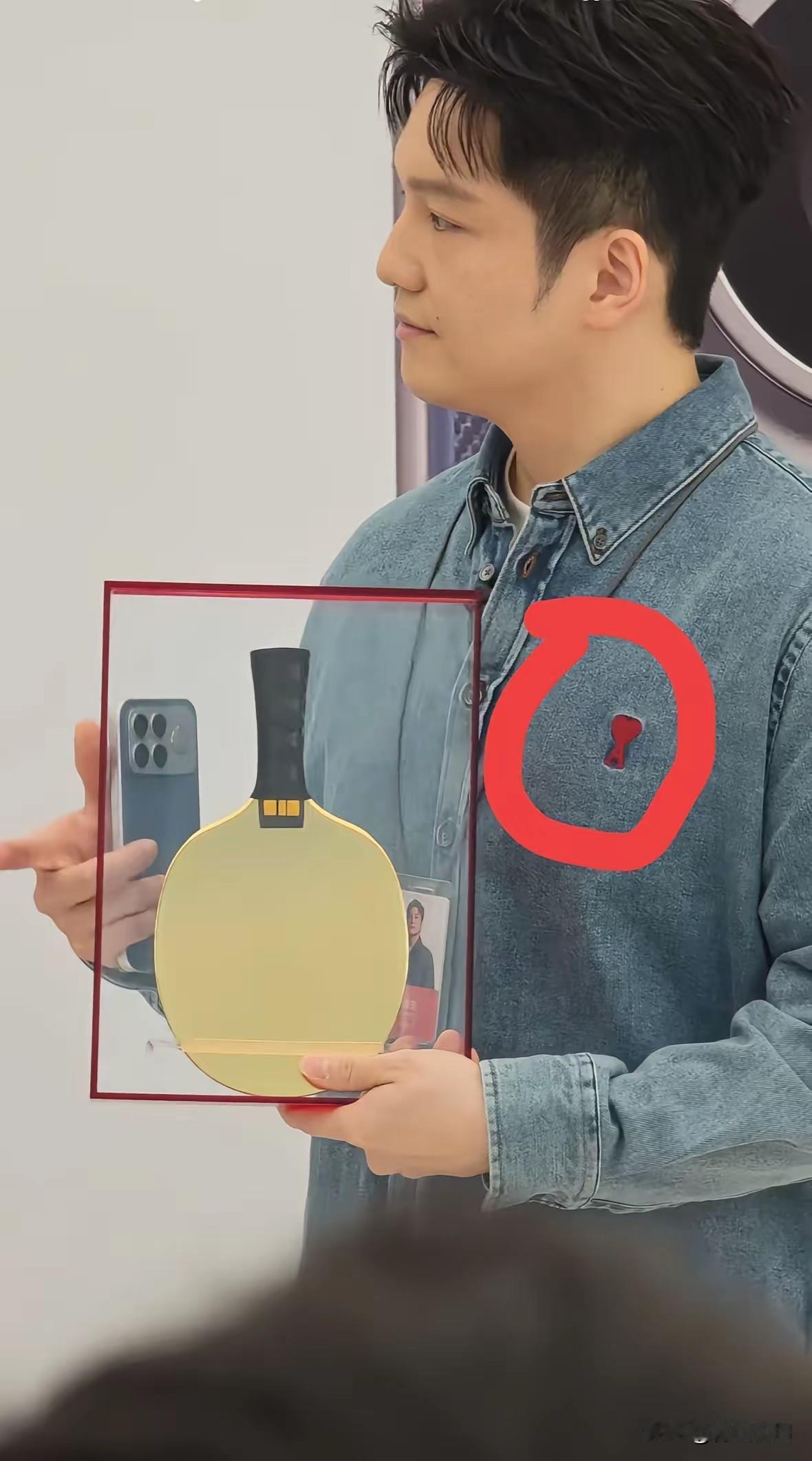 被樊振东今天的跨界造型惊艳到了！一身AMIPARIS牛仔套装确实清爽帅气，但更打