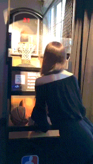 妹子投篮厉害啊