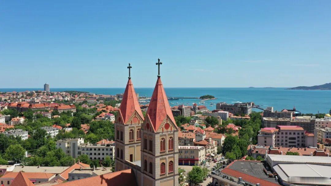 红瓦绿树，碧海蓝天”这一表述源自康有为对青岛的赞美。1917年，康有为在《与方