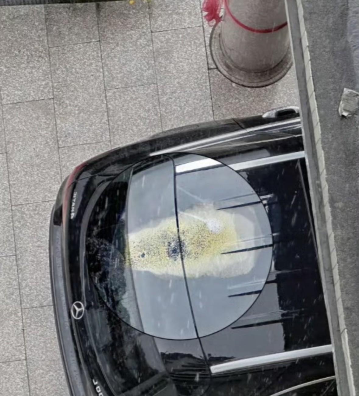 奉劝那些准备去自驾游的人，停车一定要注意，别停在滴水的地方，你永远不知道滴下来的