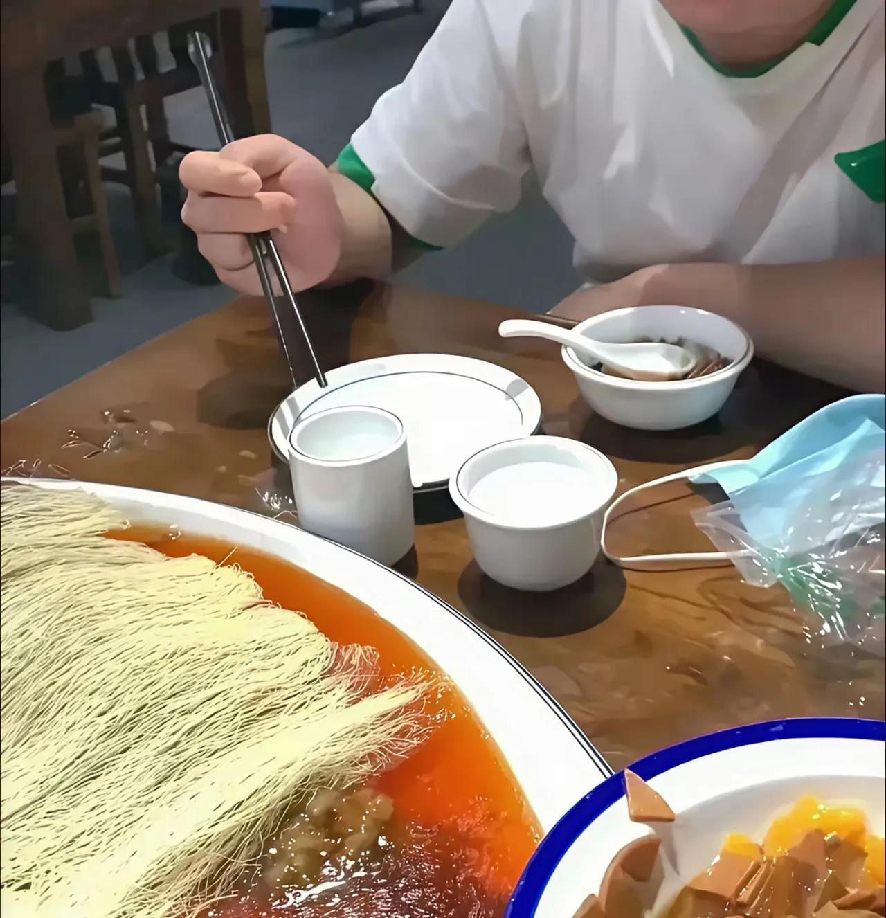 今天，请王专员吃饭。