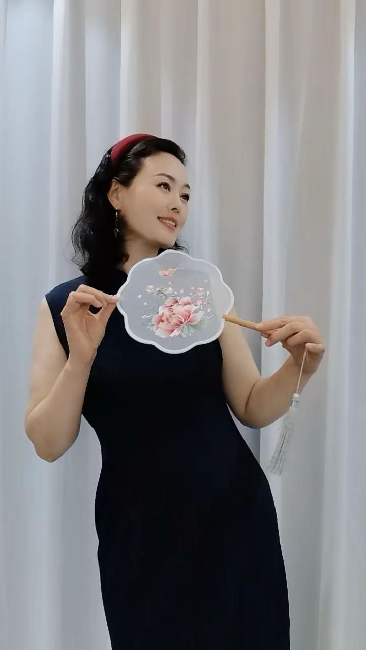 旗袍配扇爱上旗袍的古典之美旗袍扇子秀晒出你的旗袍穿搭