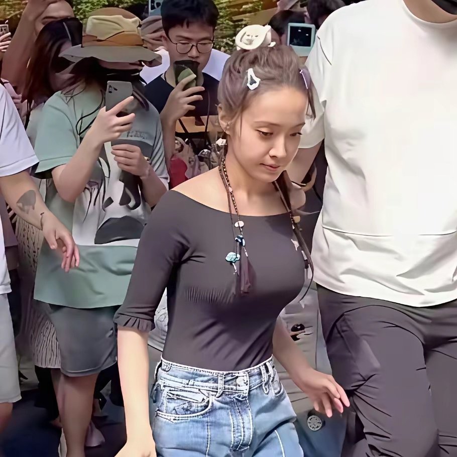 蔡依林这状态，近50岁依旧少女感满满。​个子不算高挑，却完全没有干瘪感，体态饱满鲜活，浑身透着一股少