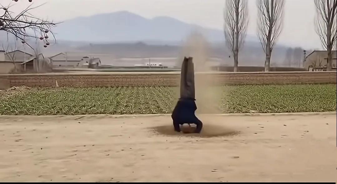 请大家猜猜这位老人的遁地术是真的还是假的？这位老人是真人还是假人？