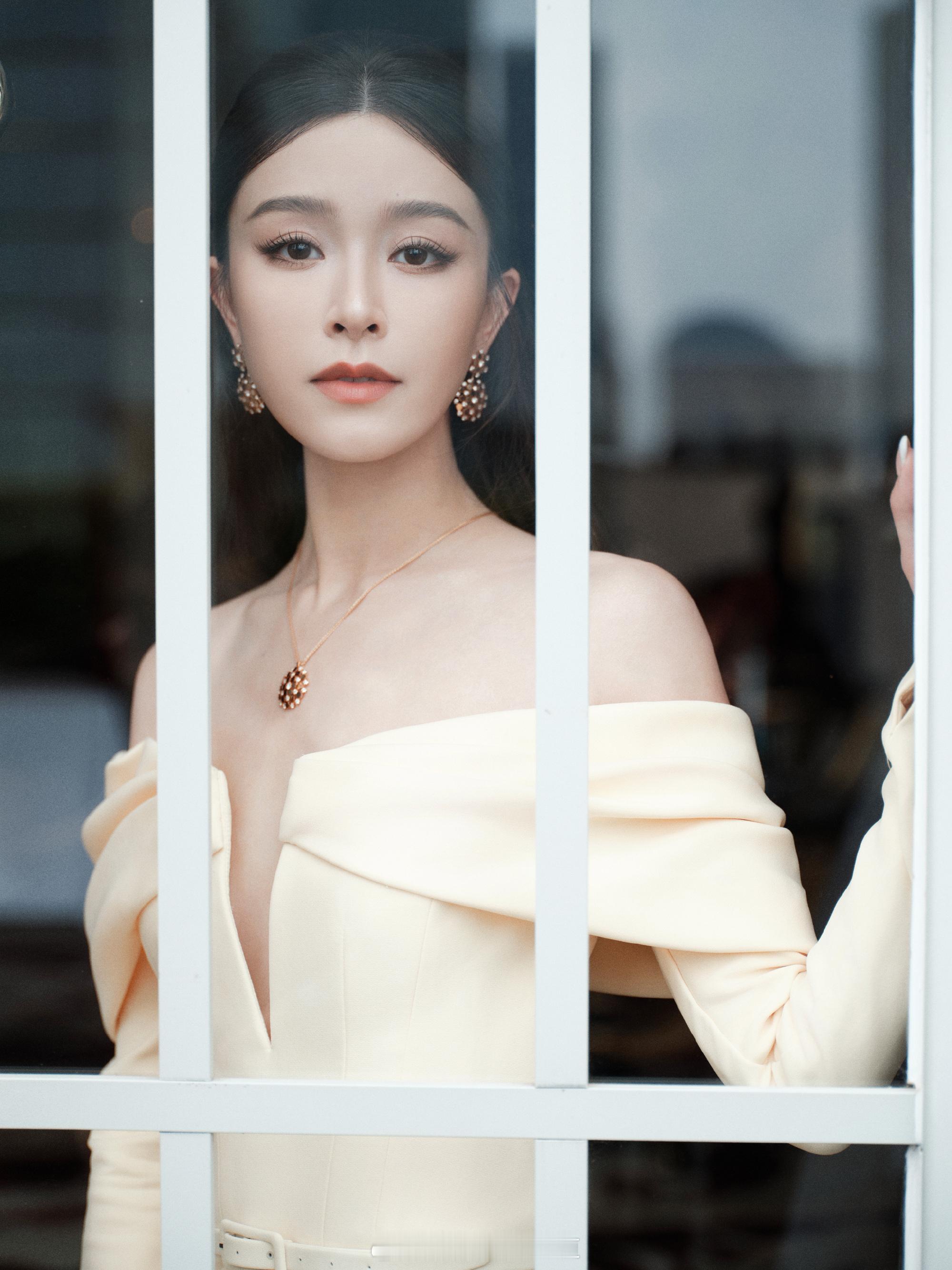 文咏珊黄裙飘飘华丽交织