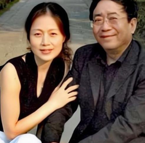 1992年，余秋雨二婚娶了小16岁的女明星马兰。新婚当夜，余秋雨向妻子提出了一个