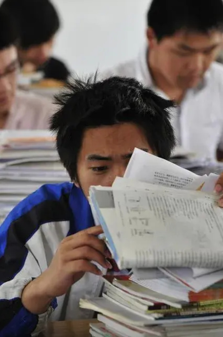 高考16次的唐尚珺给考生们指了一个很不好的方向，导致今后的复读生会越来越难。今