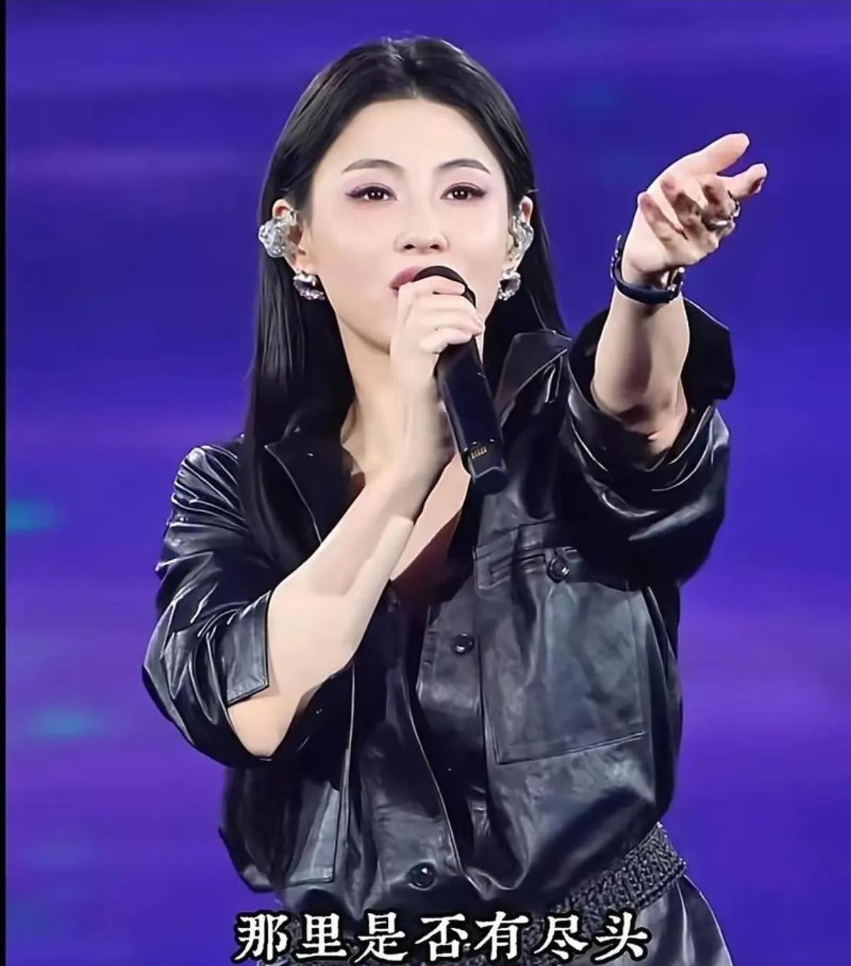 先说优势：张柏芝的嗓音自带故事感，当年《任何天气》《不相离》等金曲传唱度极高，如