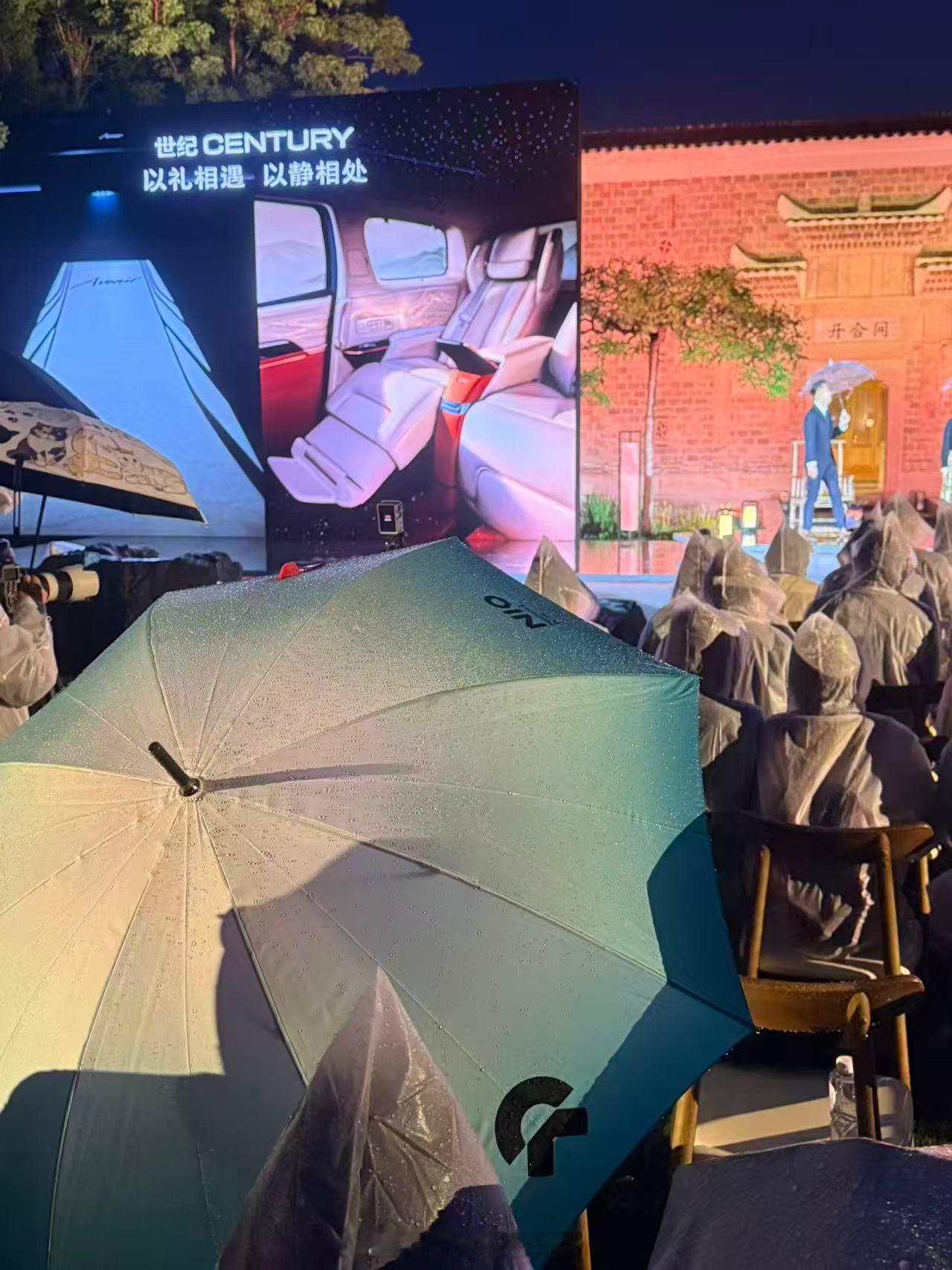 别克世纪价格出来了，四座：69.99万元，六座：53.99万元。感觉4座的好奢！