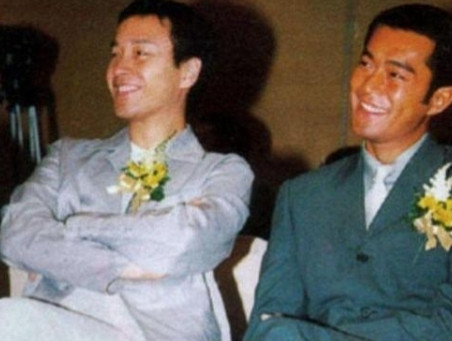 有一天，张国荣激动的给黄百鸣打电话：“你快点出来，我介绍个新人给你认识，你签他，