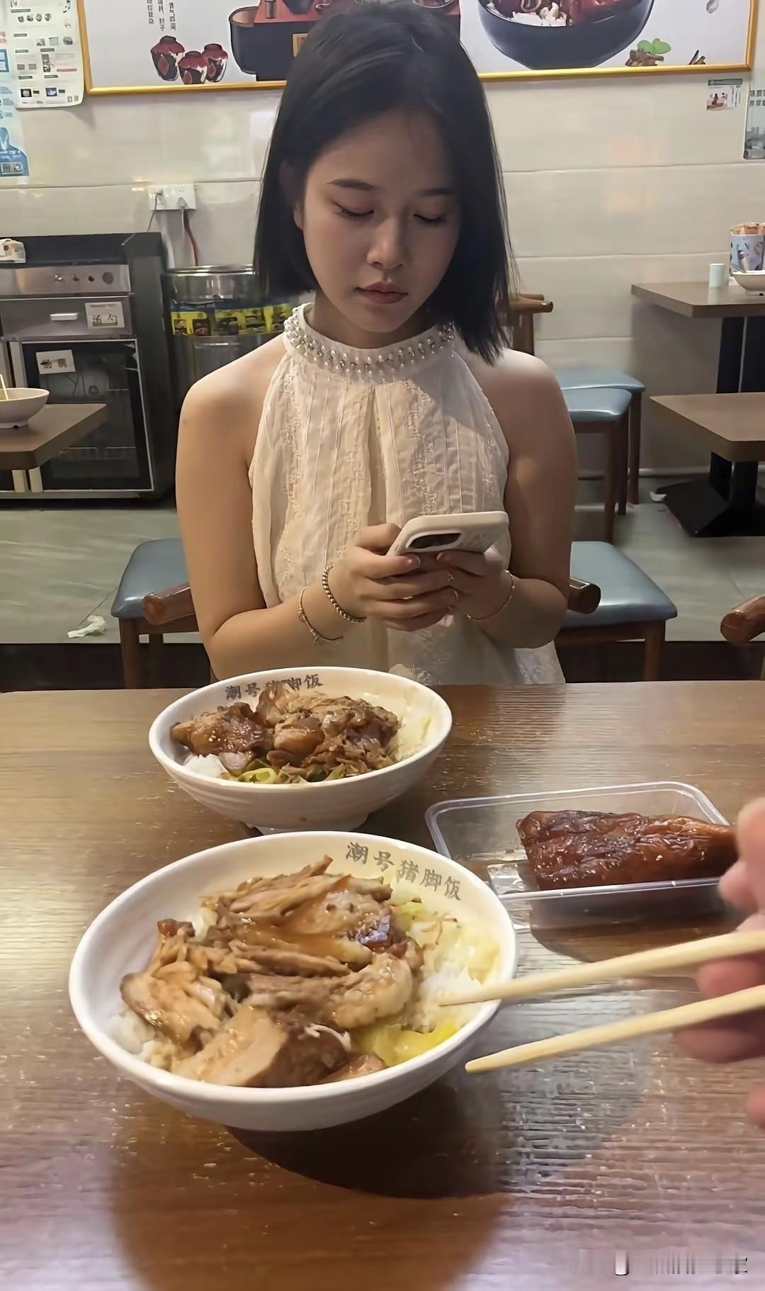 昨晚和聊了很久的对象初次约出来吃饭去，我特意选了家看起来很有烟火气的猪脚饭店。她