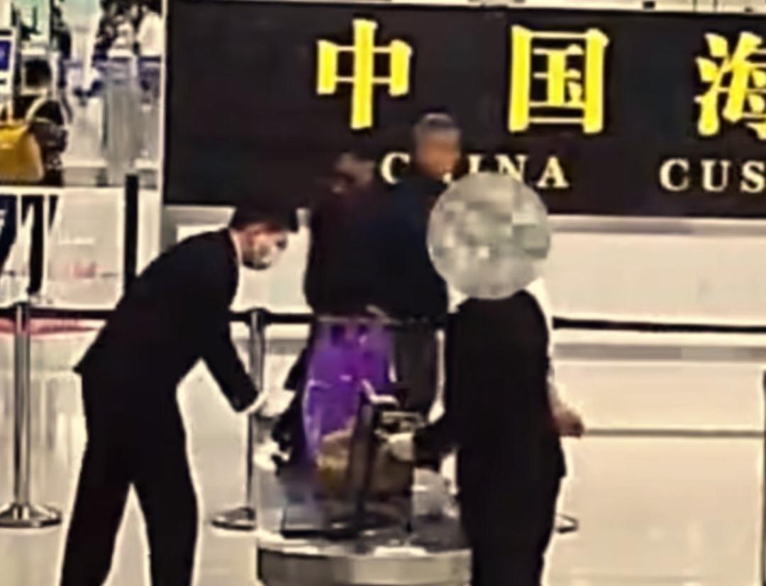 用卫生巾偷运600克黄金，这个事完全不经扒因为一扒你就会发现，有一条黑色的链