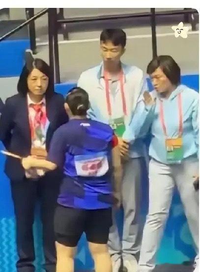 没有背景，真的不要玩体育，今天河北队女团对上海队女团，大比分1-1平，第三局何卓