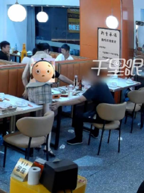6月30号晚上南京江宁夜市烧烤店，老板娘弯腰走到桌前递收款码结账，同桌那个